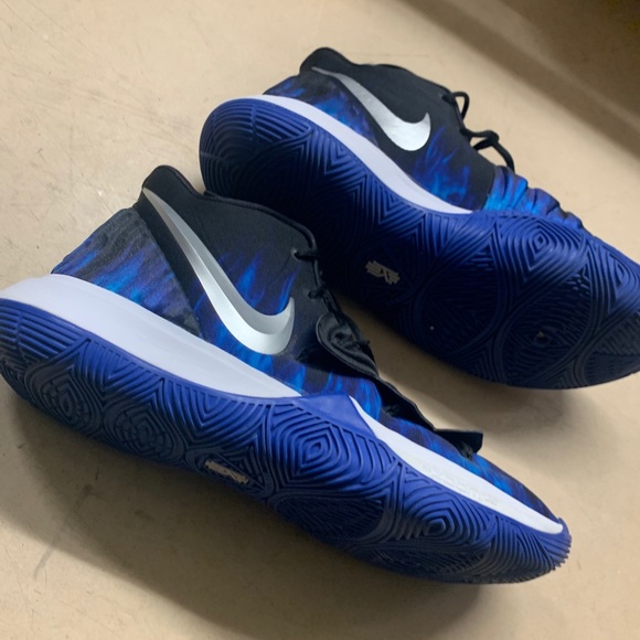 Nike Kyrie 5’s “Duke” - Picture 5 of 7